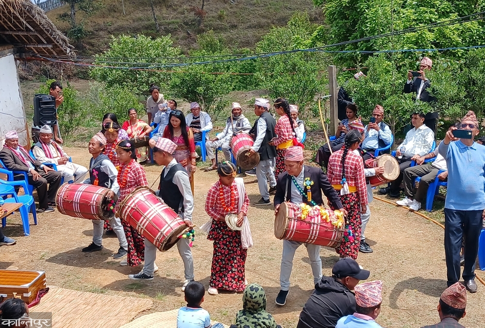 Emigrants making plans to return to their villages