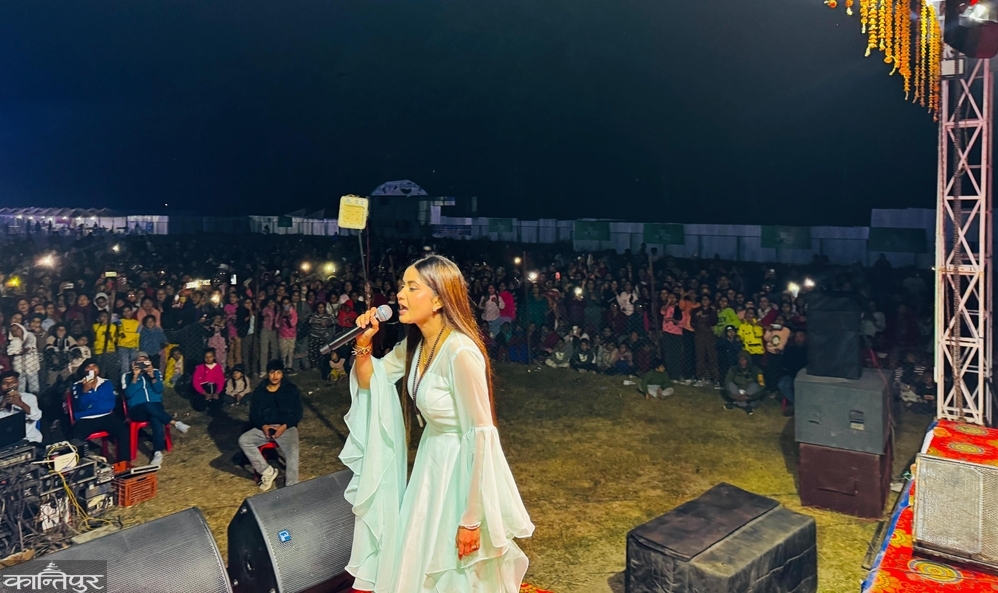 The audience flocked to listen to Elina in Rautahat
