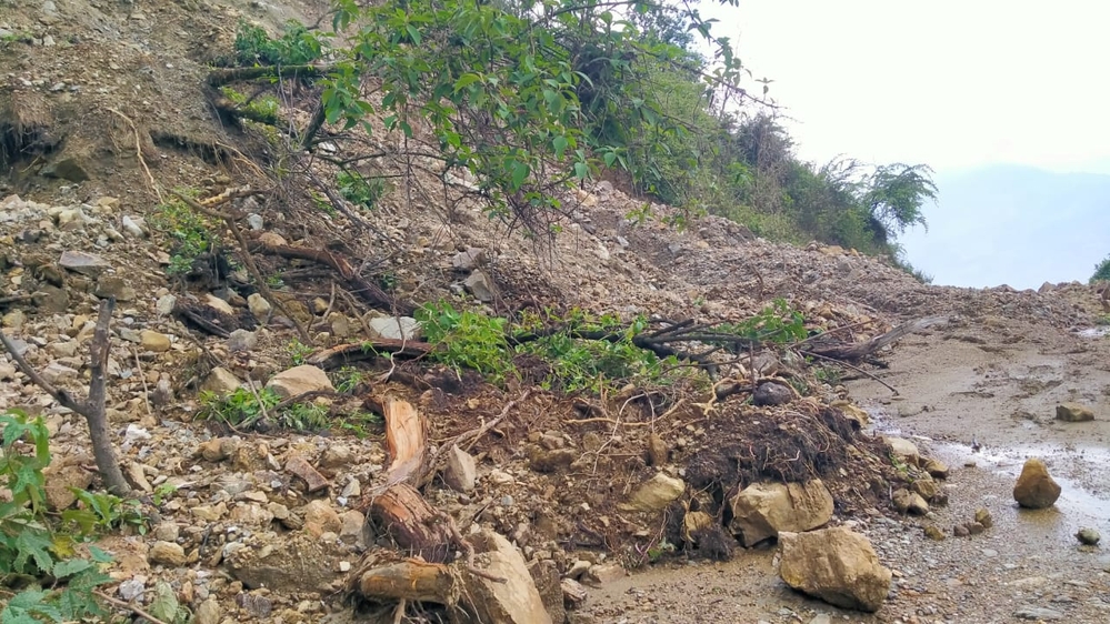 15 tourists returning from Kanchenjunga were stopped by the landslide