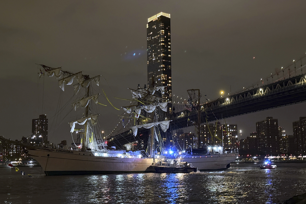 Why did the ship hit the Bukrlin bridge?