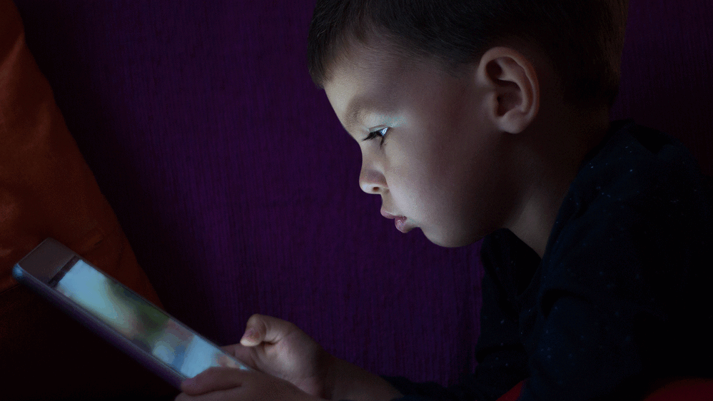Making the children a smartphone model or becoming a 'role model'?