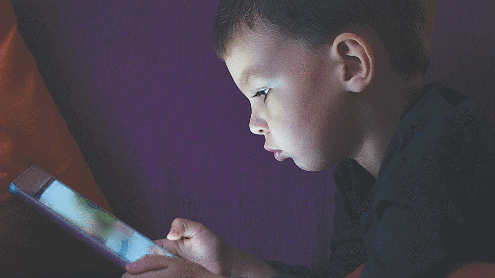 Smartphones in children's hands, parents become parents or 'role models'?
