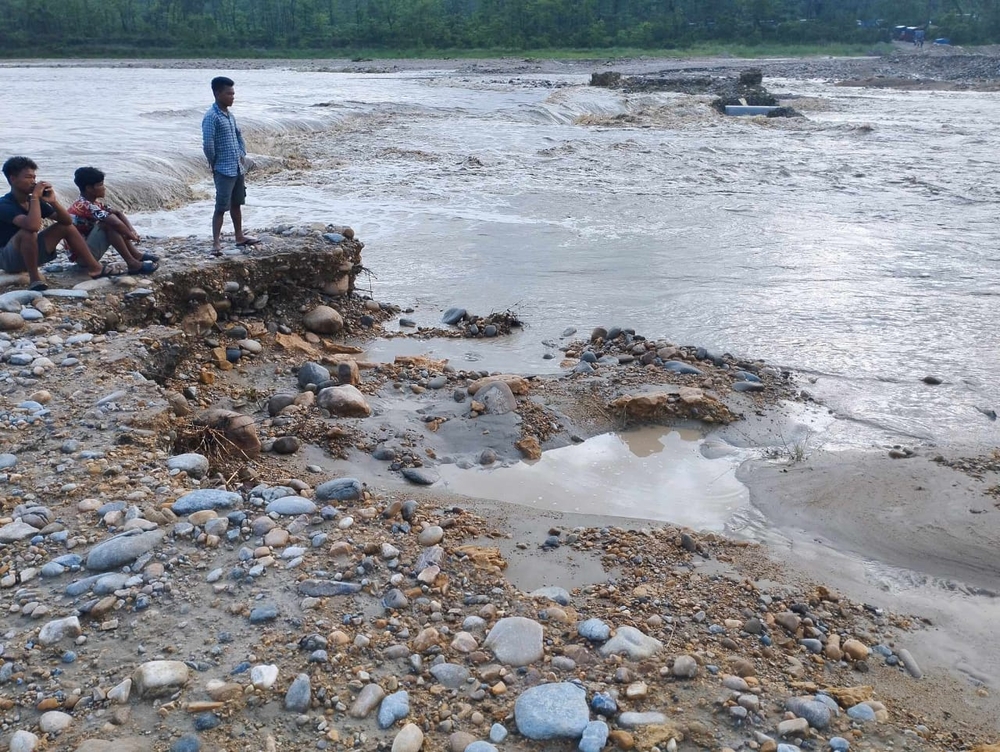 The flood has washed away alternate roads of Mahendra Highway, Dumkibas and Chormara, traffic has come to a standstill